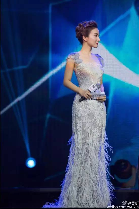 李易峰和吴昕走红毯_时尚盛典李易峰吴昕_李易峰吴昕2021跨年饭拍