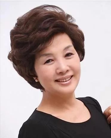 假发短卷发_时尚假发短发烫发_短发时尚假发烫发发型图片