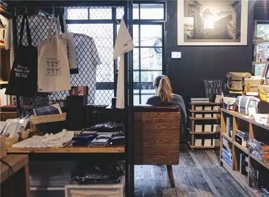 陈列品是什么东西_陈列架展示架效果图_时尚洋品店陈列橱窗