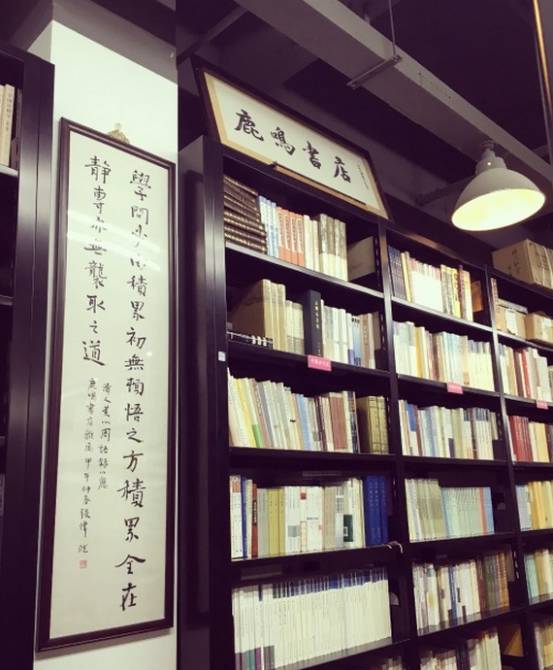 陈列品是什么东西_陈列架展示架效果图_时尚洋品店陈列橱窗