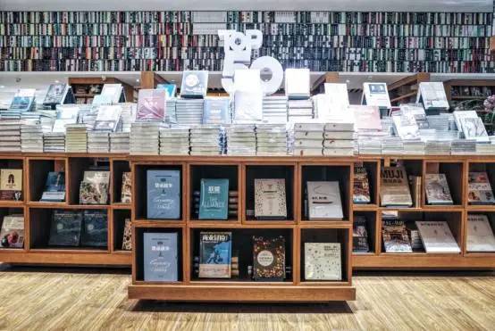 时尚洋品店陈列橱窗_陈列品是什么东西_陈列架展示架效果图