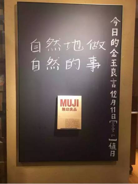 陈列架展示架效果图_时尚洋品店陈列橱窗_陈列品是什么东西