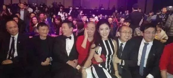 伊人时尚穿搭_时尚伊人杂志好吗_时尚伊人杂志