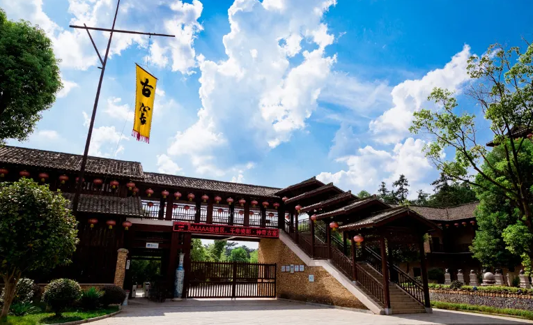 乘火车游三清山旅游攻略_坐火车到三清山哪站下_三清山在哪个火车站下车