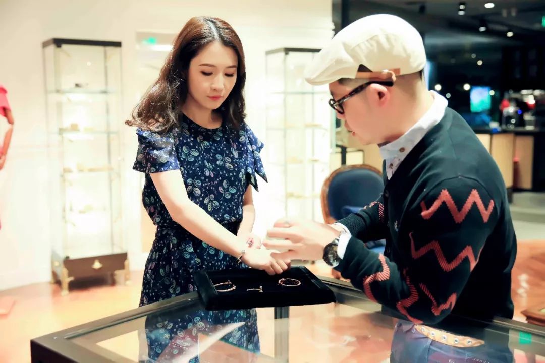 衬衫成就时尚潮人是什么_衬衫时装_时尚潮人 衬衫成就