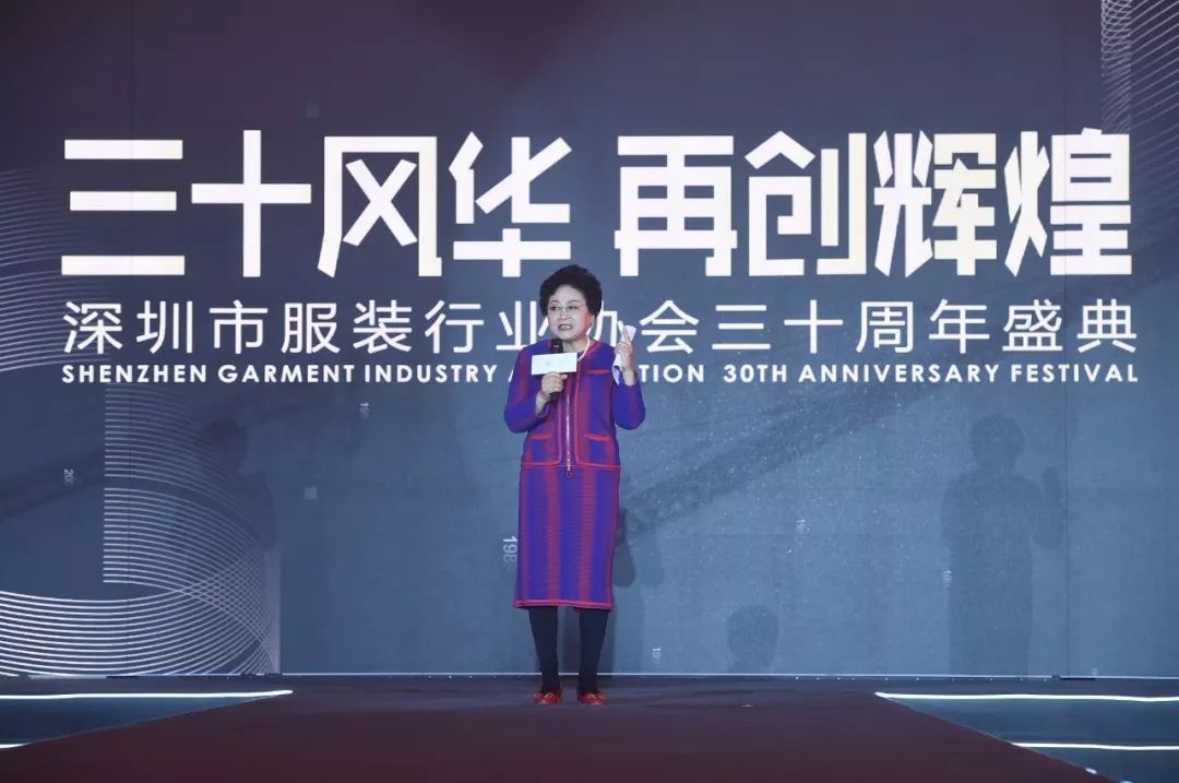 时尚主持人服装图片_服装主持时尚图片人物女_服装的主持