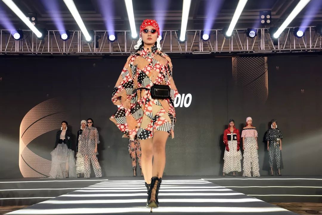 服装主持时尚图片人物女_服装的主持_时尚主持人服装图片