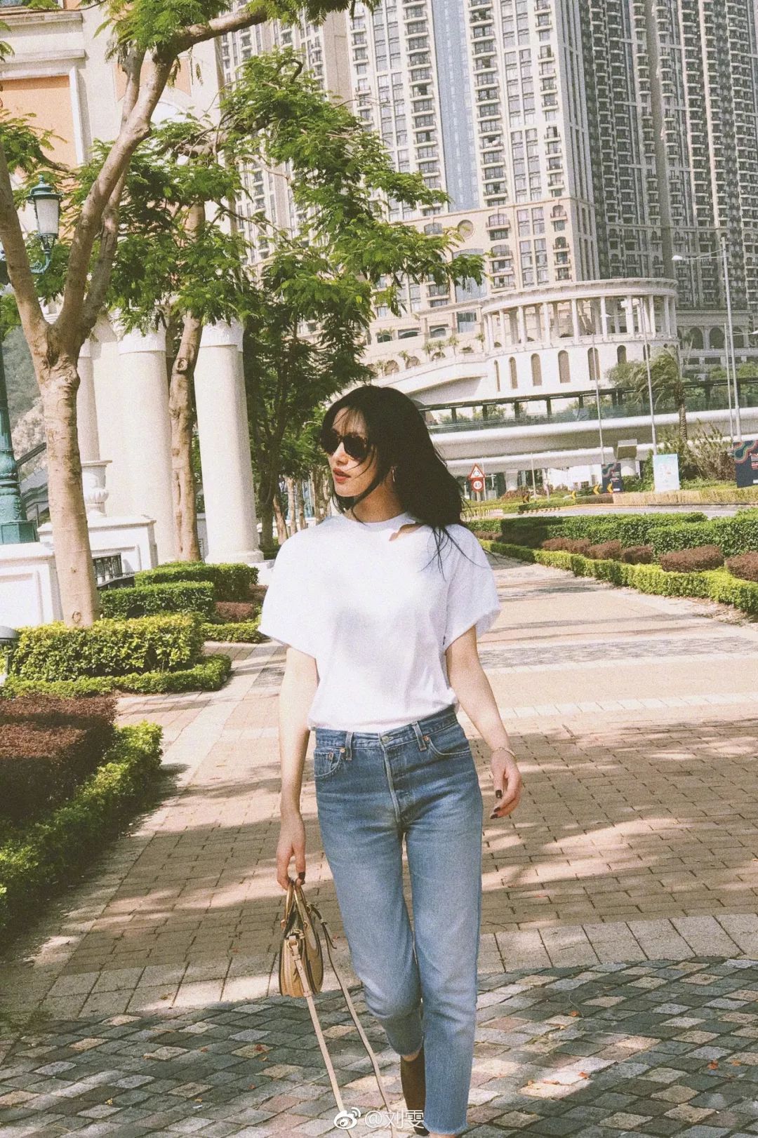背影性感图片唯美伤感_时尚性感动态女性背影图片_背影图女唯美