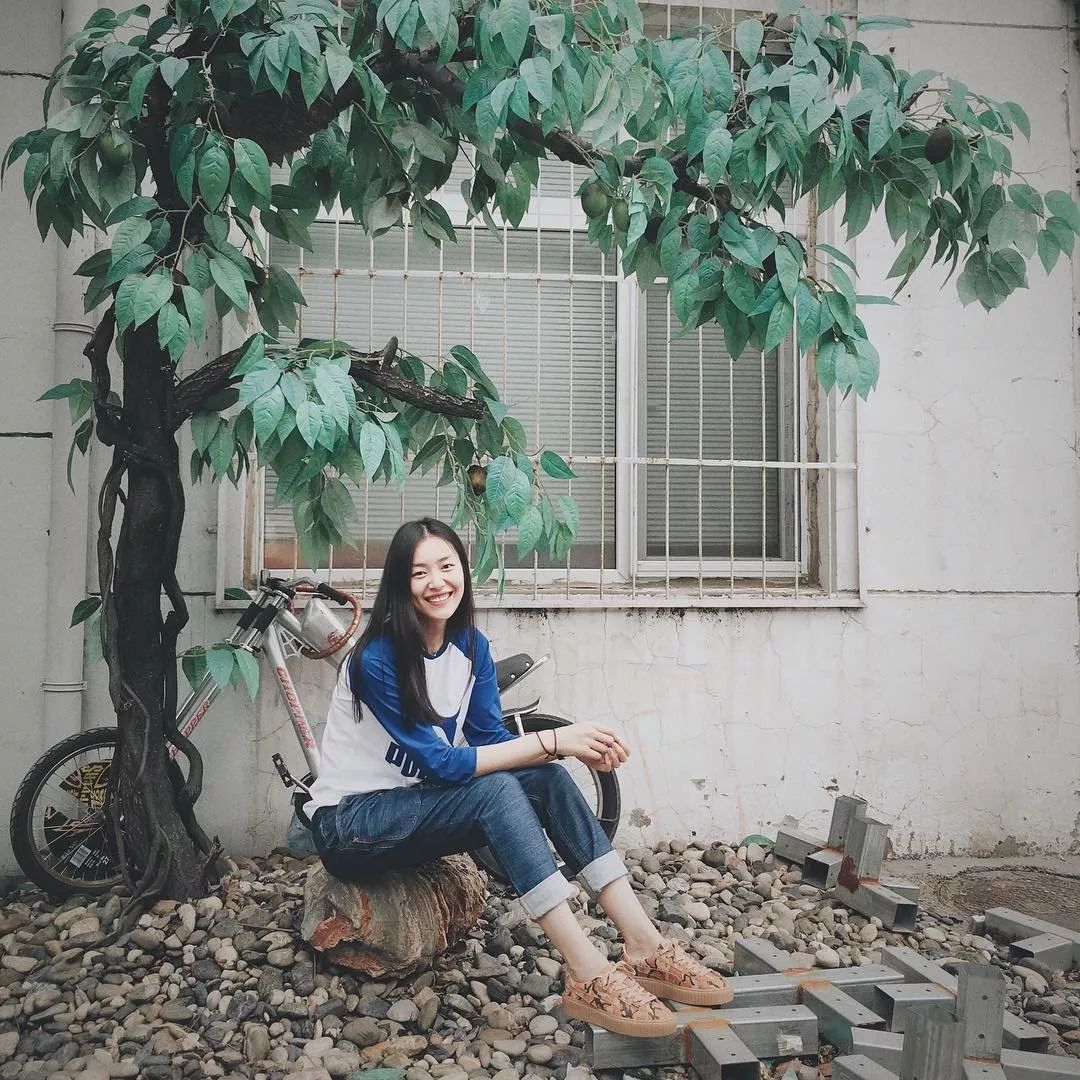 背影性感图片唯美伤感_时尚性感动态女性背影图片_背影图女唯美