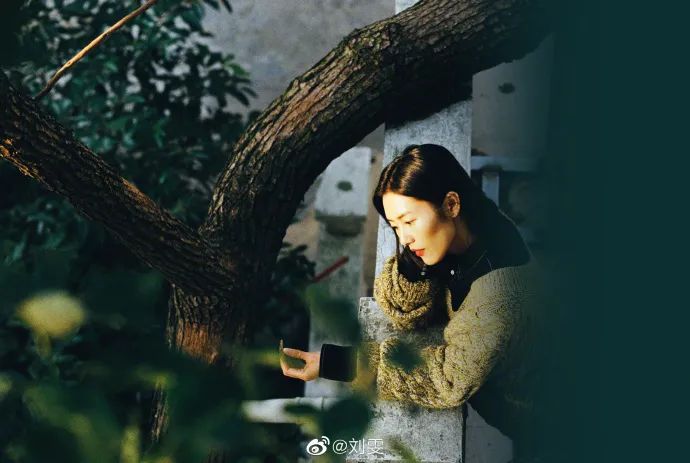 背影性感图片唯美伤感_时尚性感动态女性背影图片_背影图女唯美