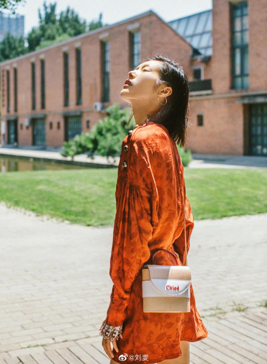 时尚性感动态女性背影图片_背影图女唯美_背影性感图片唯美伤感