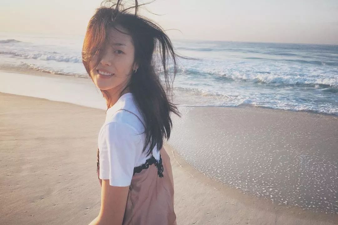 背影性感图片唯美伤感_时尚性感动态女性背影图片_背影图女唯美