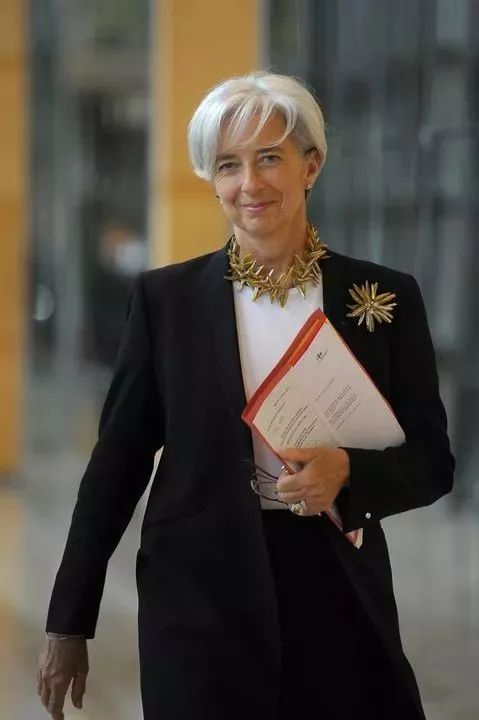 夸张耳环时尚的句子_夸张耳环适合什么场合_时尚夸张耳环