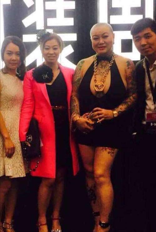 时尚女王服装店-女王服装店连锁店(图10) 时尚女王服装店_女王服装时尚店地址_女王服装店连锁店