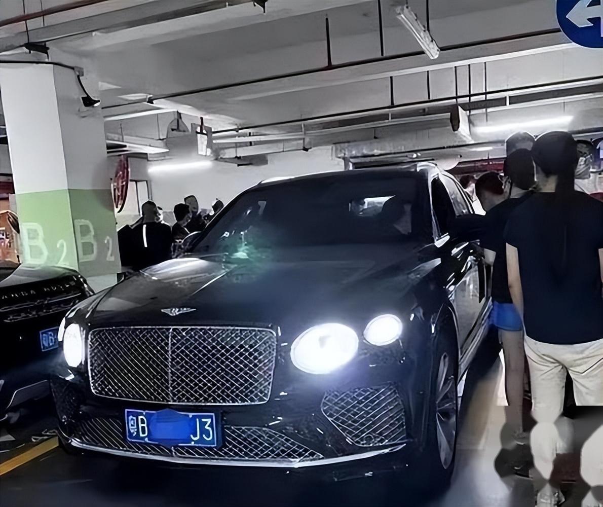 女王新款服装实体店_时尚女王服装店_女王服装店连锁店