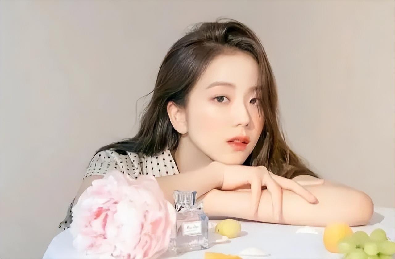 韩国明星时尚穿搭_韩国最时尚的女明星_明星时尚韩国女星是谁