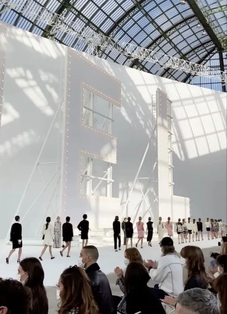 为什么巴黎是时尚之都-巴黎时装风格(图8) 为什么巴黎是时尚之都_巴黎时装_巴黎时装风格