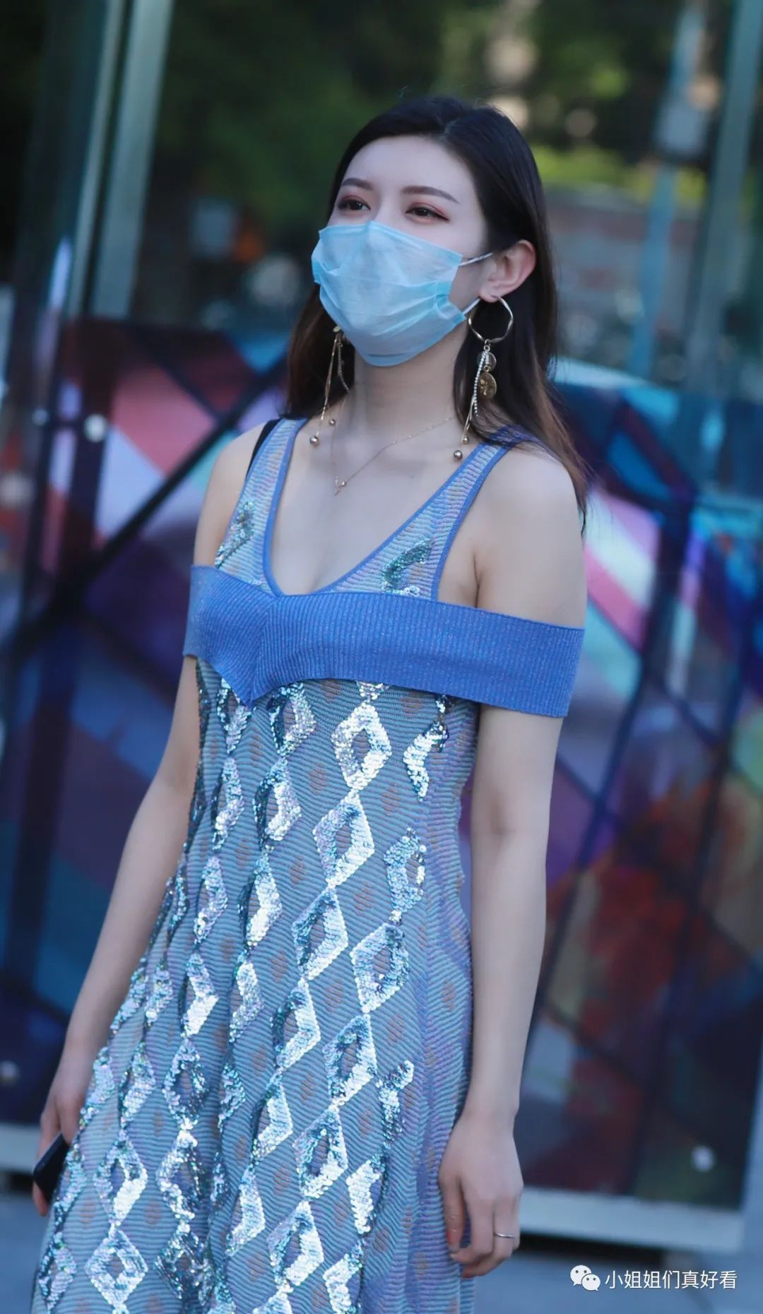 时尚女孩街拍-街拍时尚女孩即兴评述(图2) 街拍时尚女装_街拍时尚女孩即兴评述_时尚女孩街拍