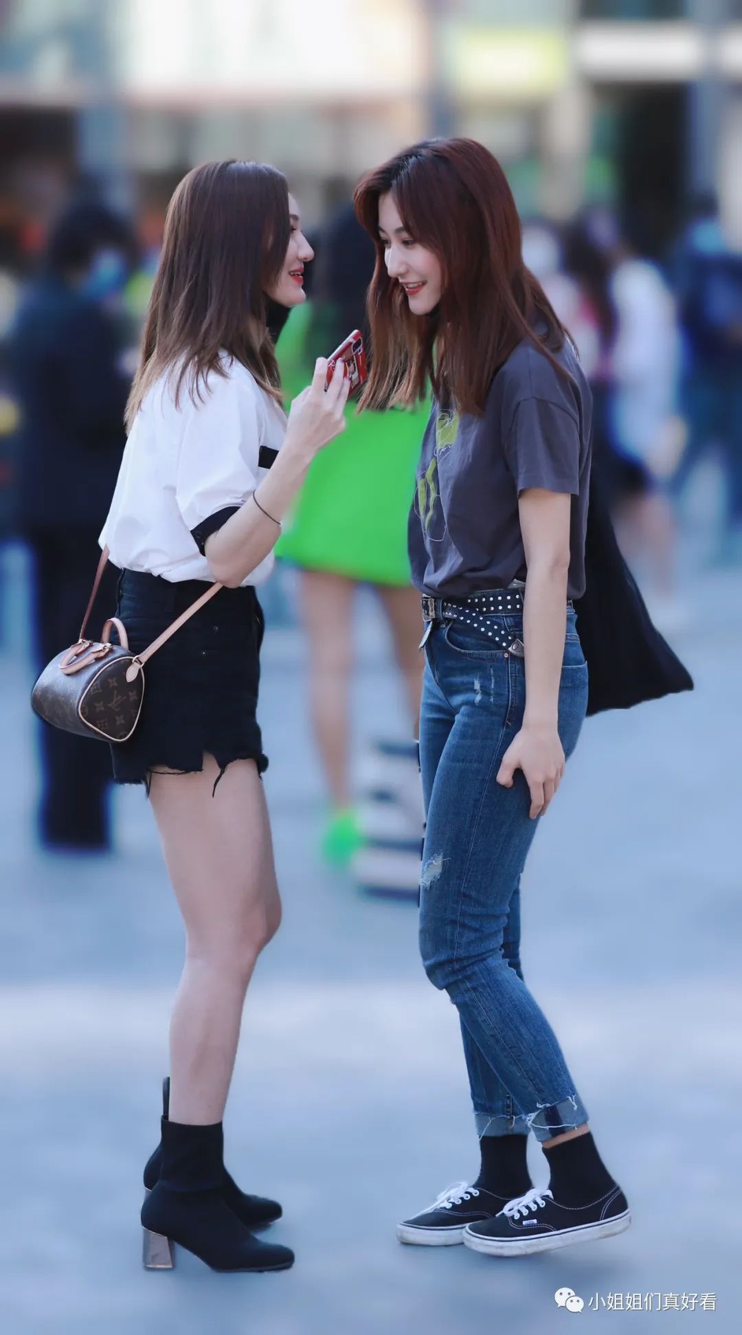 时尚女孩街拍-街拍时尚女孩即兴评述(图5) 街拍时尚女装_街拍时尚女孩即兴评述_时尚女孩街拍