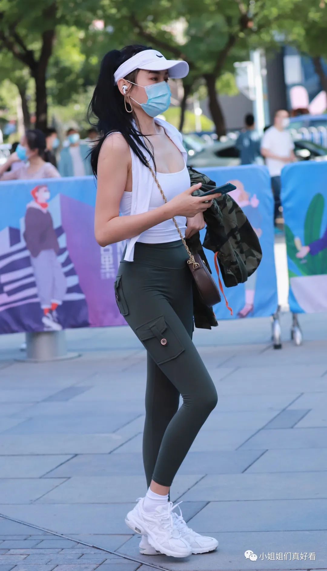 时尚女孩街拍-街拍时尚女孩即兴评述(图6) 街拍时尚女装_街拍时尚女孩即兴评述_时尚女孩街拍