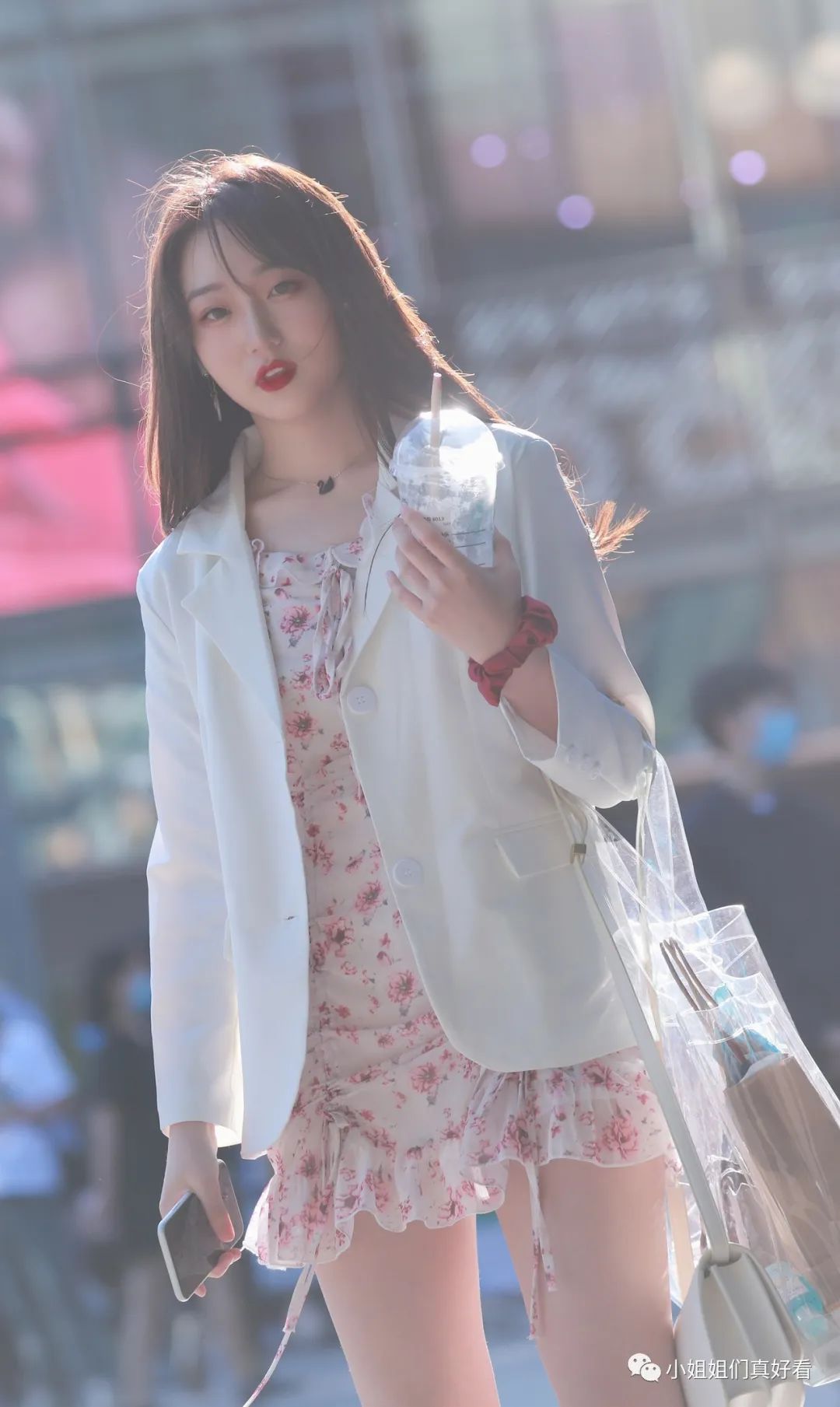 时尚女孩街拍-街拍时尚女孩即兴评述(图8) 街拍时尚女孩即兴评述_街拍时尚女装_时尚女孩街拍