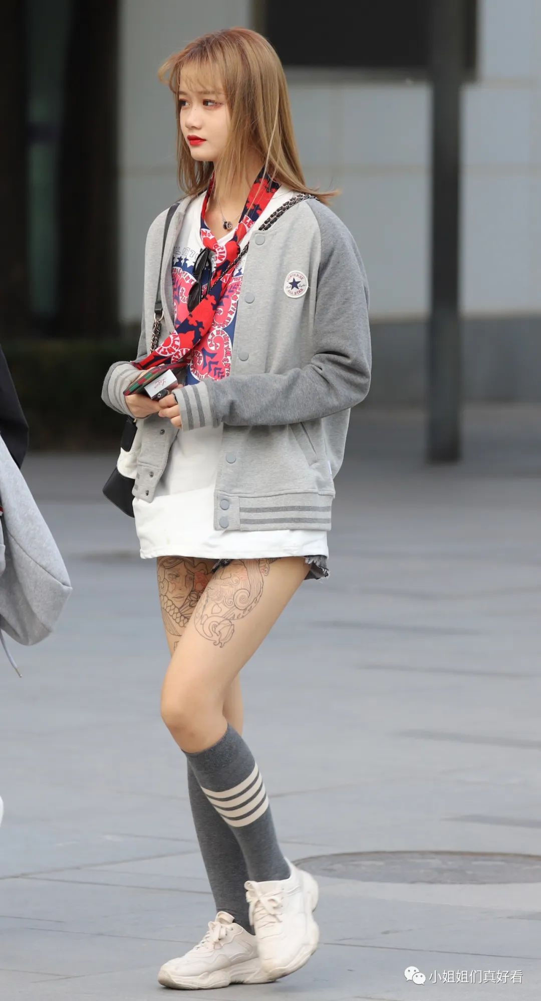 时尚女孩街拍-街拍时尚女孩即兴评述(图10) 街拍时尚女孩即兴评述_街拍时尚女装_时尚女孩街拍