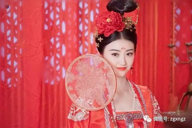 时尚新娘造型:婚纱礼服配饰化妆_婚纱化妆图片新娘_新娘婚纱妆容