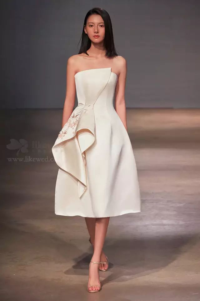 新娘婚纱装_婚纱化妆_时尚新娘造型:婚纱礼服配饰化妆