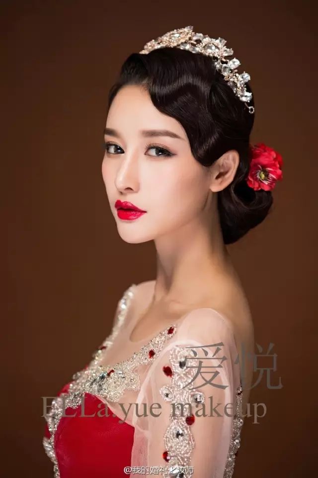 新娘婚纱装_时尚新娘造型:婚纱礼服配饰化妆_婚纱化妆