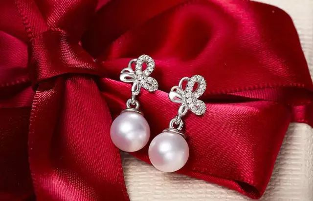 时尚新娘造型:婚纱礼服配饰化妆_婚纱化妆_新娘婚纱装