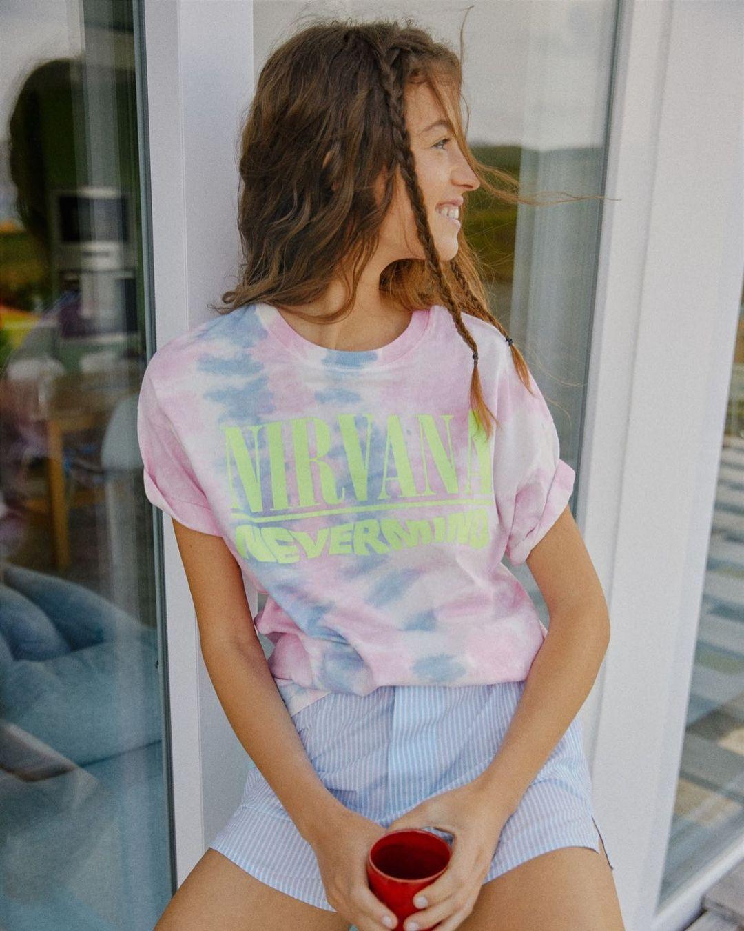 旧t恤改造时尚背心_旧体恤衫改造女式背心_t恤改背心好看吗