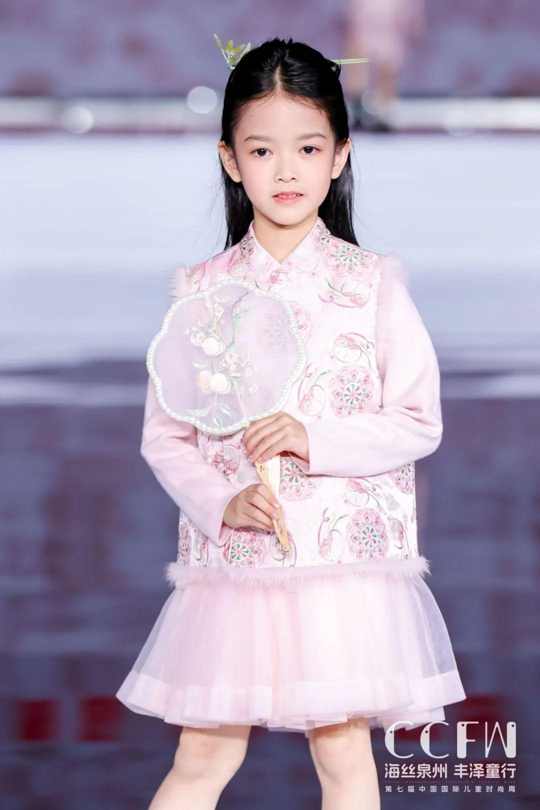 儿童时尚服装秀-幼儿时装秀服装(图3) 幼儿时装秀服装_儿童时尚服装秀_小孩时装秀衣服