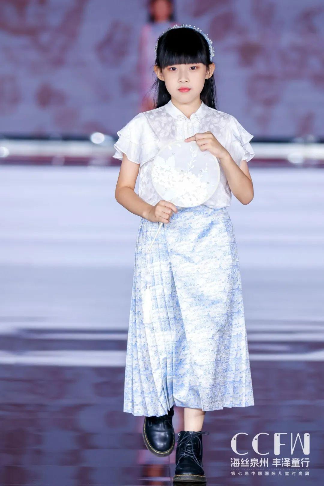 儿童时尚服装秀-幼儿时装秀服装(图9) 儿童时尚服装秀_小孩时装秀衣服_幼儿时装秀服装