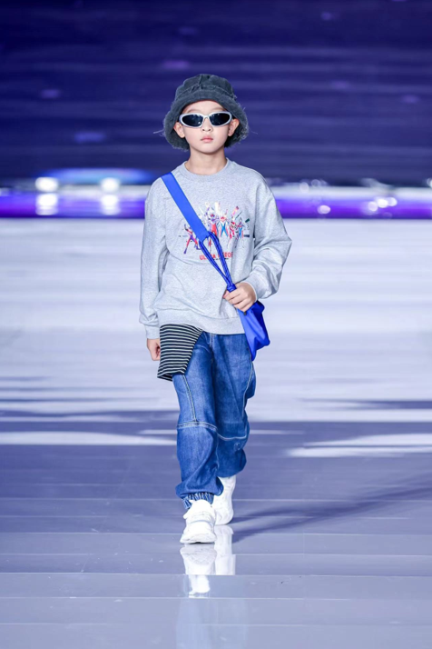 儿童时尚服装秀-幼儿时装秀服装视频(图4) 时装秀幼儿_幼儿时装秀服装视频_儿童时尚服装秀