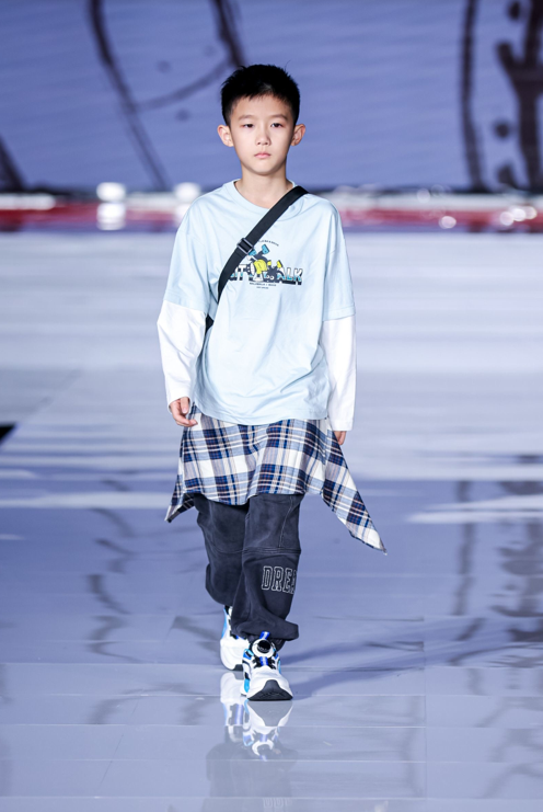 儿童时尚服装秀-幼儿时装秀服装视频(图10) 时装秀幼儿_幼儿时装秀服装视频_儿童时尚服装秀