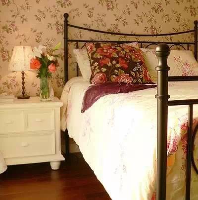 简约卧室壁纸装饰墙图片_卧室壁纸装修效果图简约时尚_简约卧室装修风格效果图片大全