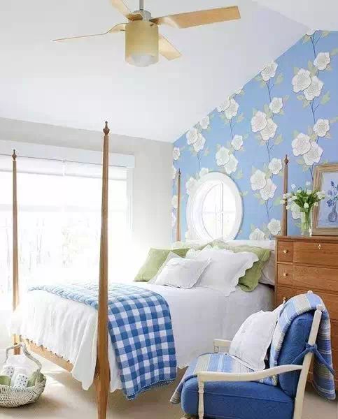 简约卧室壁纸装饰墙图片_卧室壁纸装修效果图简约时尚_简约卧室装修风格效果图片大全