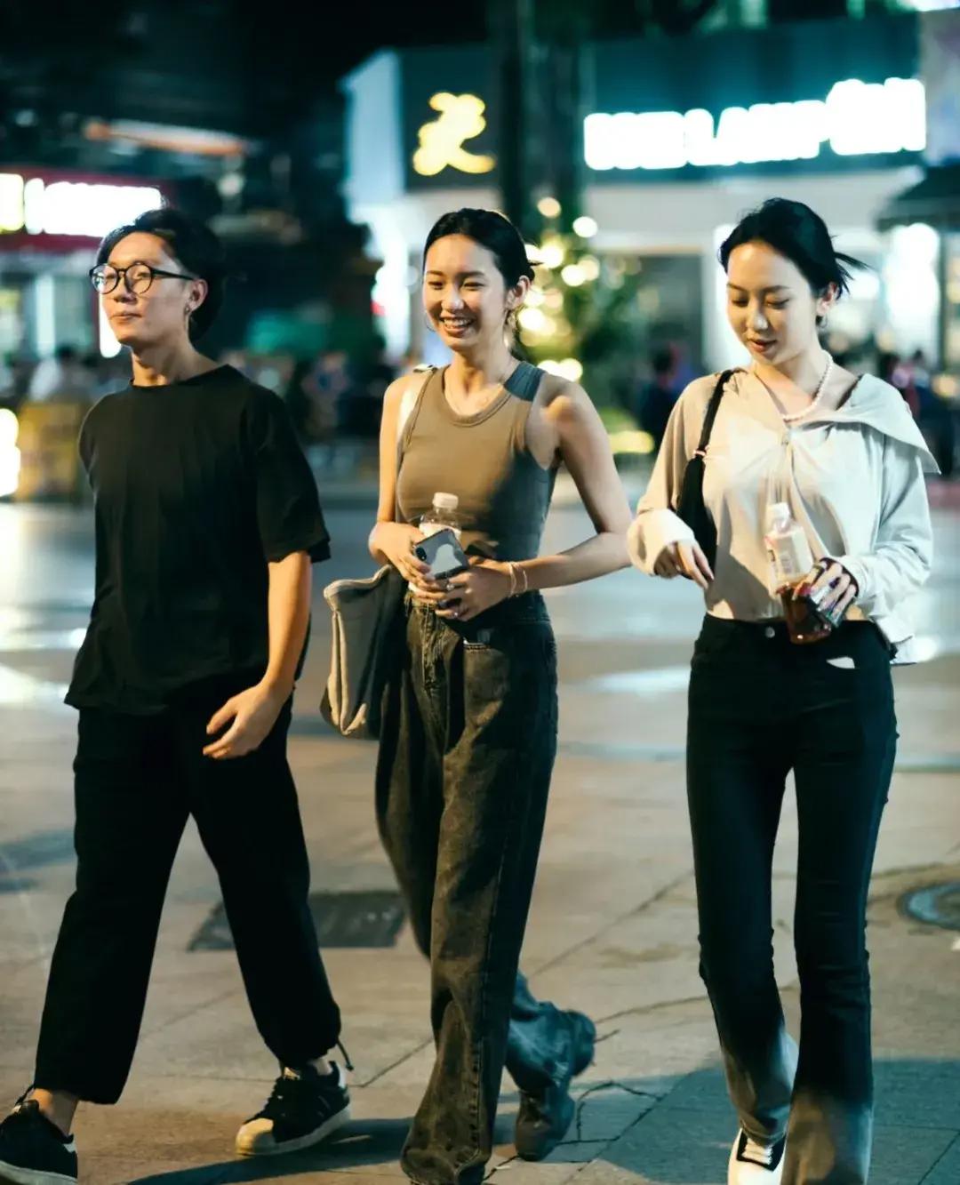 穿着时尚的女人的心态_穿着最时尚的女人_穿着时尚的女生