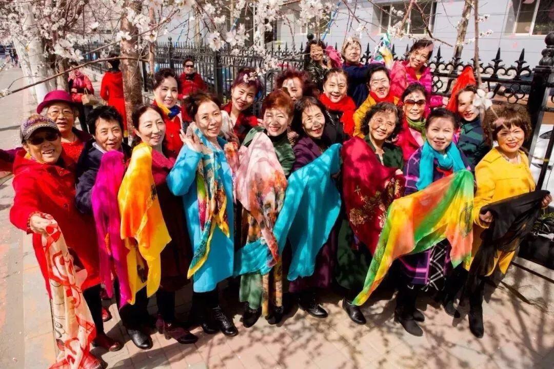 丝巾时尚_时尚丝巾搭配_时尚丝巾百变结艺