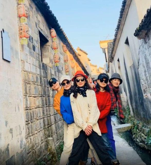 时尚丝巾百变结艺_丝巾时尚_时尚丝巾搭配