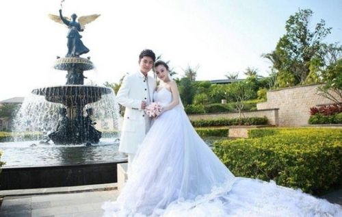 戚薇婚纱照_戚薇黑婚纱成时尚_戚薇黑色婚纱