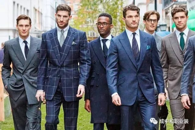 单粒扣西装时尚搭配-西装扣子的讲究四个(图3) 一粒西装扣子的正确扣法_单粒扣西装时尚搭配_西装扣子的讲究四个