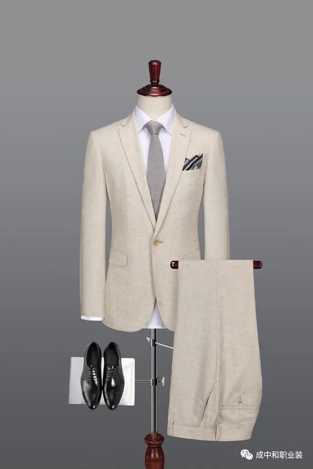 单粒扣西装时尚搭配-西装扣子的讲究四个(图6) 一粒西装扣子的正确扣法_西装扣子的讲究四个_单粒扣西装时尚搭配