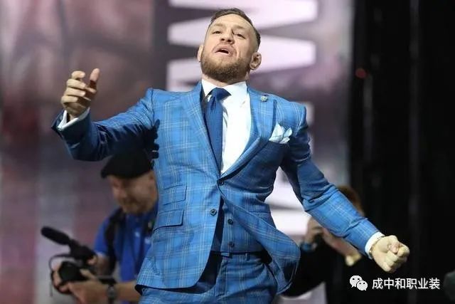 单粒扣西装时尚搭配-西装扣子的讲究四个(图7) 西装扣子的讲究四个_一粒西装扣子的正确扣法_单粒扣西装时尚搭配