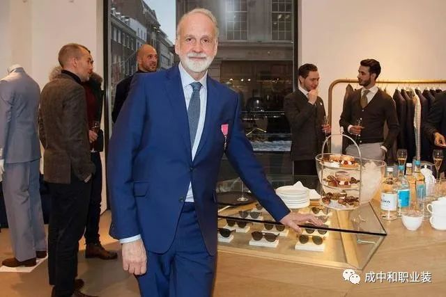 单粒扣西装时尚搭配-西装扣子的讲究四个(图8) 西装扣子的讲究四个_单粒扣西装时尚搭配_一粒西装扣子的正确扣法