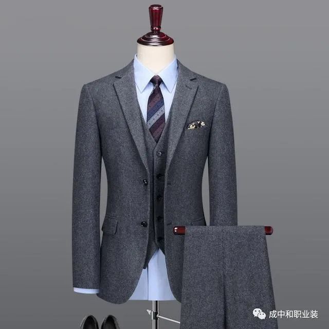 单粒扣西装时尚搭配-西装扣子的讲究四个(图9) 一粒西装扣子的正确扣法_单粒扣西装时尚搭配_西装扣子的讲究四个