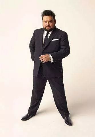 单粒扣西装时尚搭配-西装选一粒扣还是两粒扣(图2) 西装选一粒扣还是两粒扣_西装一粒扣怎么扣_单粒扣西装时尚搭配