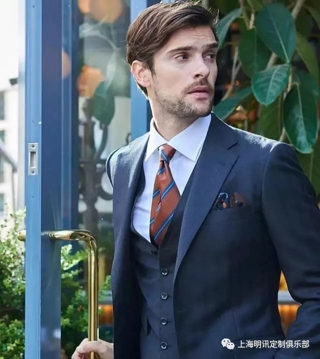 单粒扣西装时尚搭配-西装一粒扣子的正确扣法(图2) 西装单粒扣系不系_西装一粒扣子的正确扣法_单粒扣西装时尚搭配