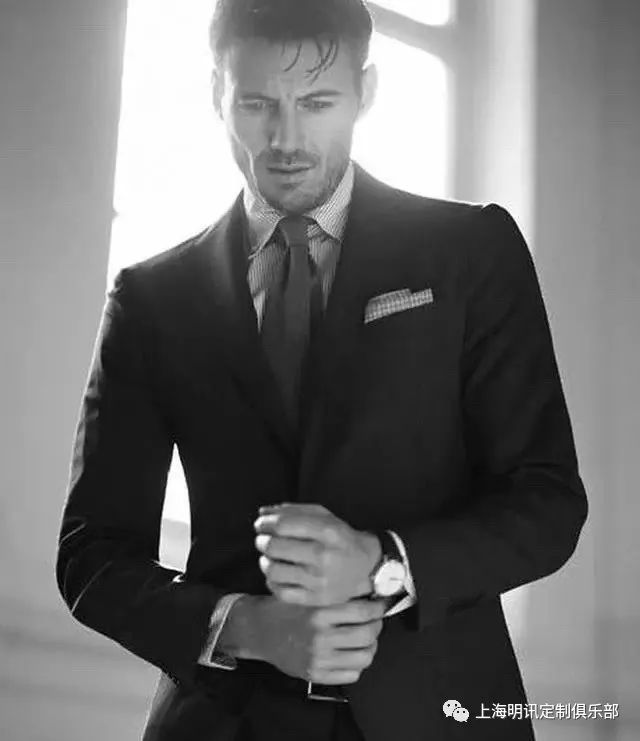 单粒扣西装时尚搭配-西装一粒扣子的正确扣法(图3) 单粒扣西装时尚搭配_西装一粒扣子的正确扣法_西装单粒扣系不系