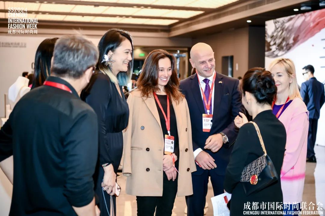 瑞丽时尚论坛-瑞丽时装杂志图片大全(图3) 瑞丽时装杂志_瑞丽时装杂志图片大全_瑞丽时尚论坛